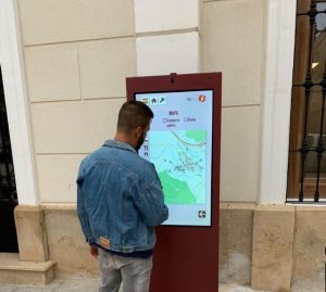 El ayuntamiento de Cieza instala dos totems táctiles y un escaparate táctil adaptado a personas con movilidad reducida