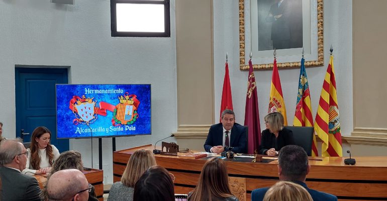 Alcantarilla y Santa Pola estrechan lazos en el hermanamiento entre ambos municipios