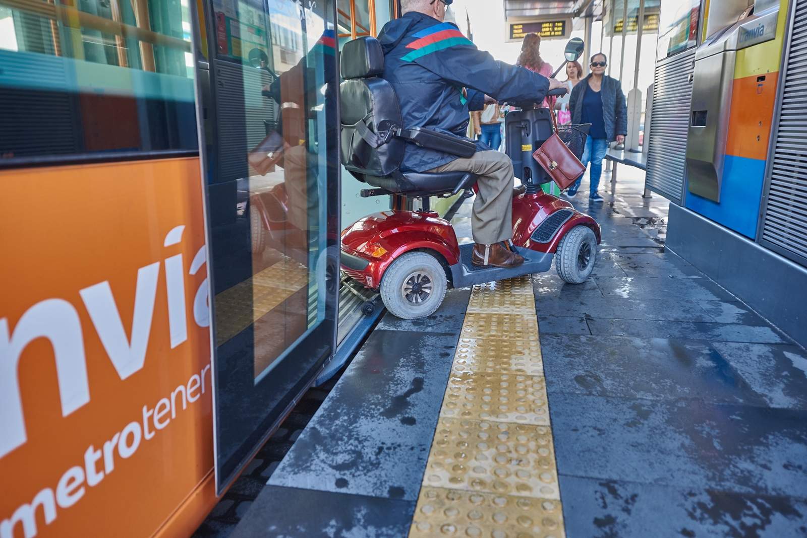 El Cabildo de Tenerife destaca la apuesta del tranvía por la accesibilidad