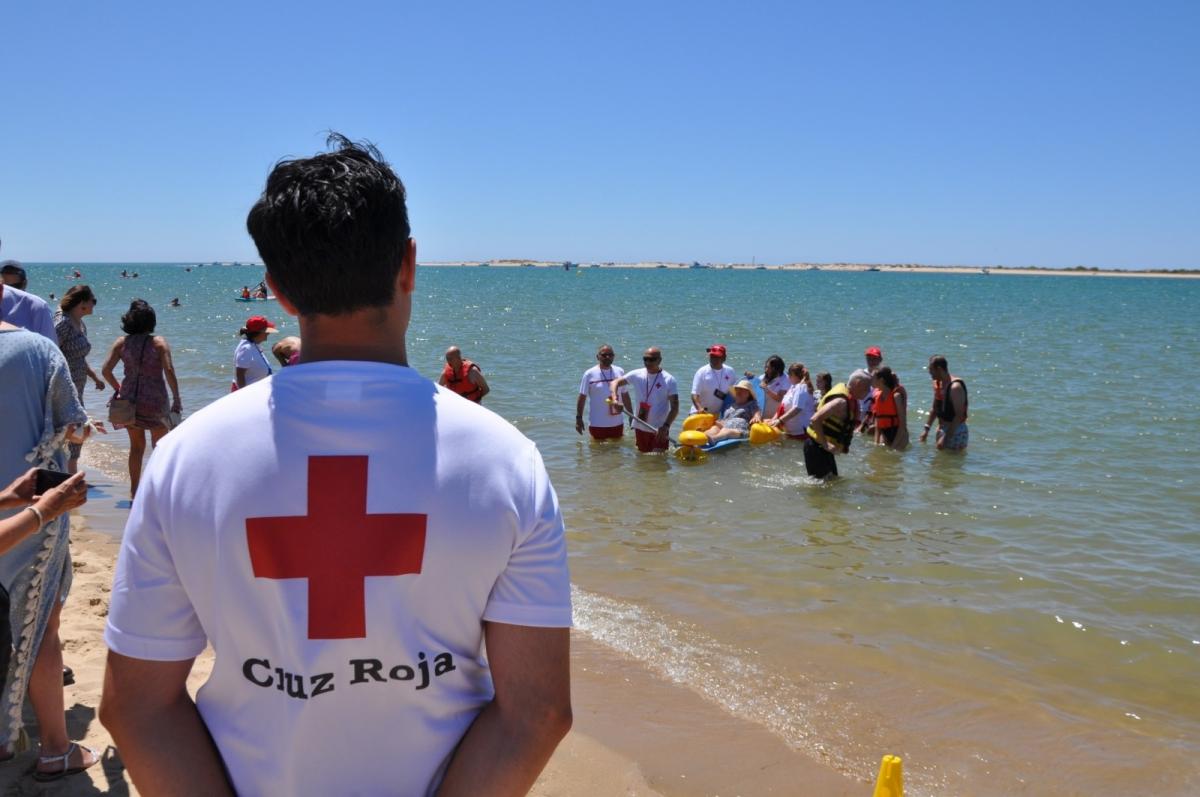 El Ayuntamiento de Cartaya destaca la accesibilidad de las playas cartayeras en la presentación de ‘Un Baño sin Barreras’, en el Caño de la Culata