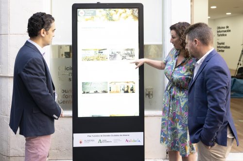 El Ayuntamiento de Almería instala 17 tótems digitales para mejorar la experiencia de quienes visitan la ciudad