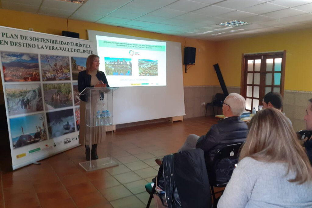 En Garganta la Olla, Diputación de Cáceres presenta modelos de buenas prácticas de turismo sostenible a empresas y entidades turística de La Vera y Valle del Jerte