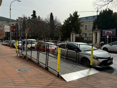 El Ayuntamiento de Cuenca instala plataformas para que las personas en silla de ruedas puedan ver los desfiles en Aguirre y Plaza de la Constitución