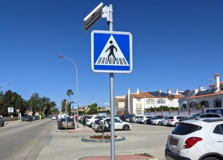 El Ayuntamiento de Rincón de la Victoria instala señales lumínicas solares para mejorar la seguridad peatonal en las principales vías del municipio