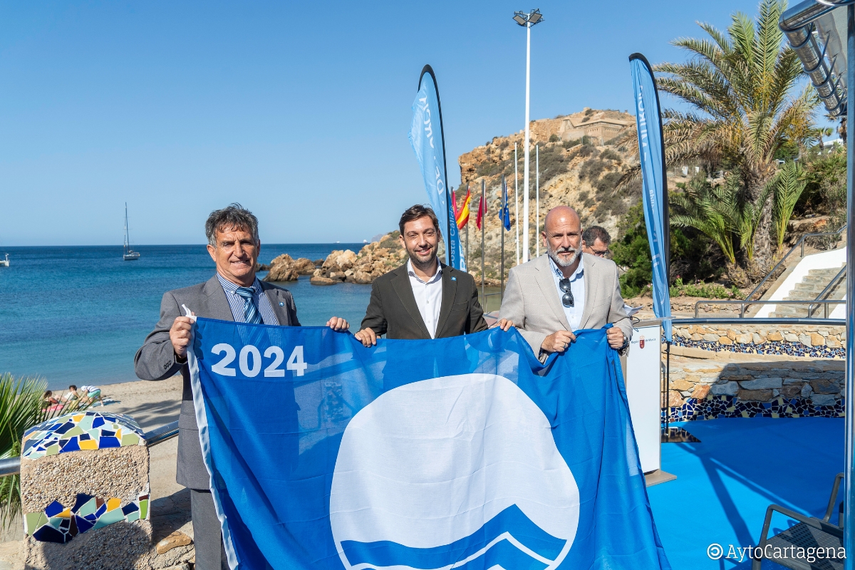 Cartagena recibe las Banderas Azules en playas como Cala Cortina, La Manga y El Portús