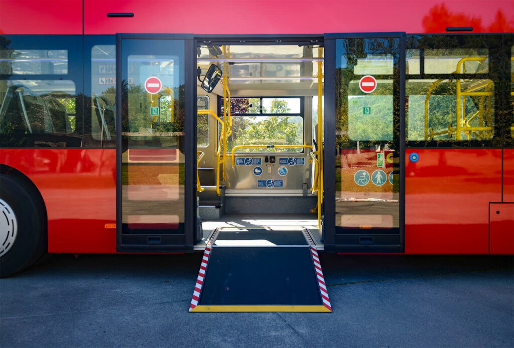 El Gobierno de Zaragoza aprueba la compra de tres nuevos autobuses turísticos que serán, por primera vez, 100% eléctricos