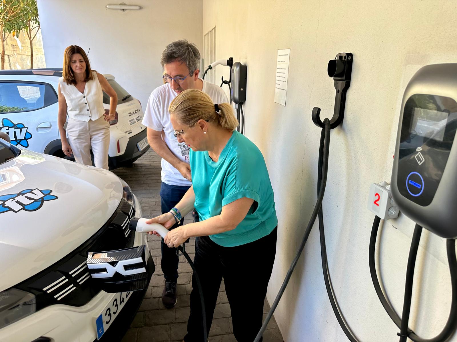 El Ayuntamiento de Fuengirola apuesta por la movilidad sostenible incorporando vehículos eléctricos y puntos de recarga municipales