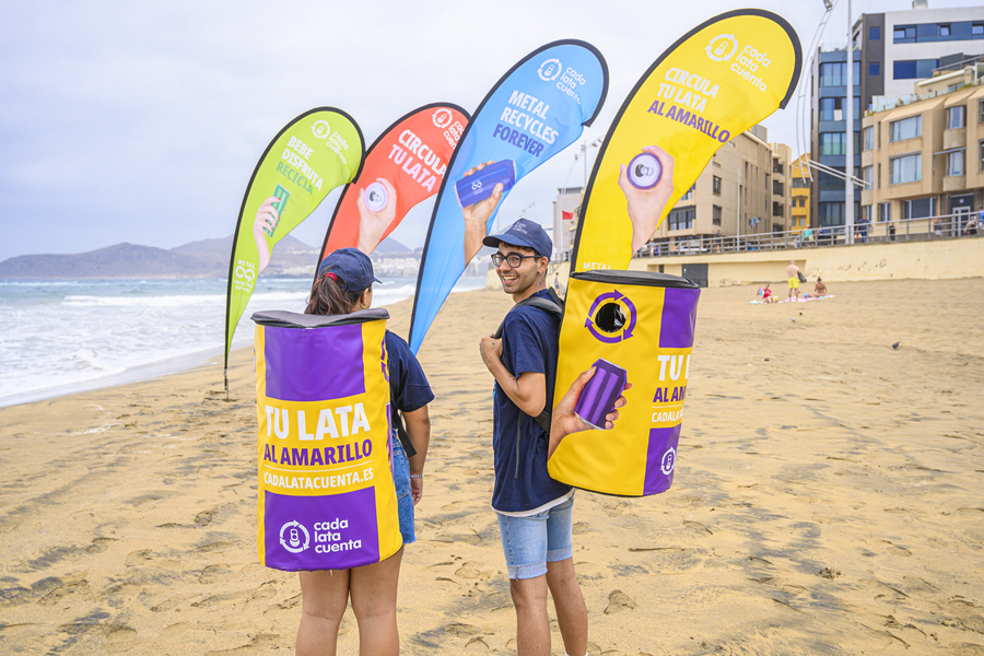 Las Palmas de Gran Canaria se suma a la campaña ‘Cada lata cuenta’ para concienciar sobre el reciclaje de envases en las playas