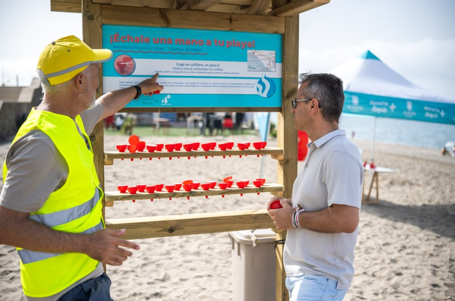 El Ayuntamiento de Almería inicia una campaña para vaciar de colillas las playas