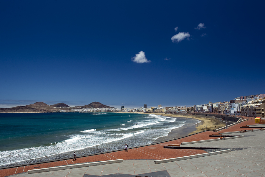 El Ayuntamiento licita la creación de un espacio de sombra digital en la playa de Las Canteras