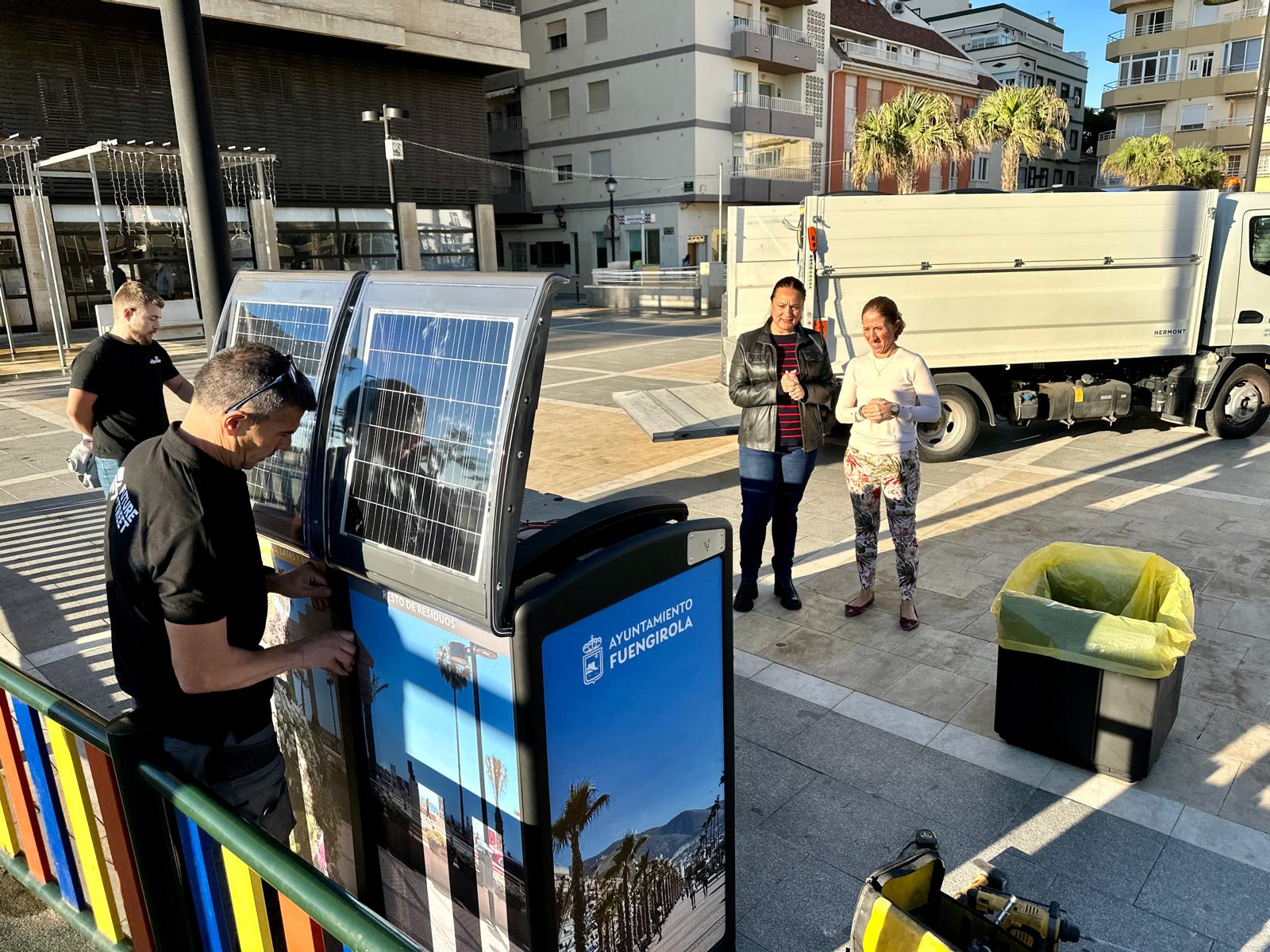 El Ayuntamiento de Fuengirola instala nuevas papeleras inteligentes para optimizar el servicio de recogida de residuos